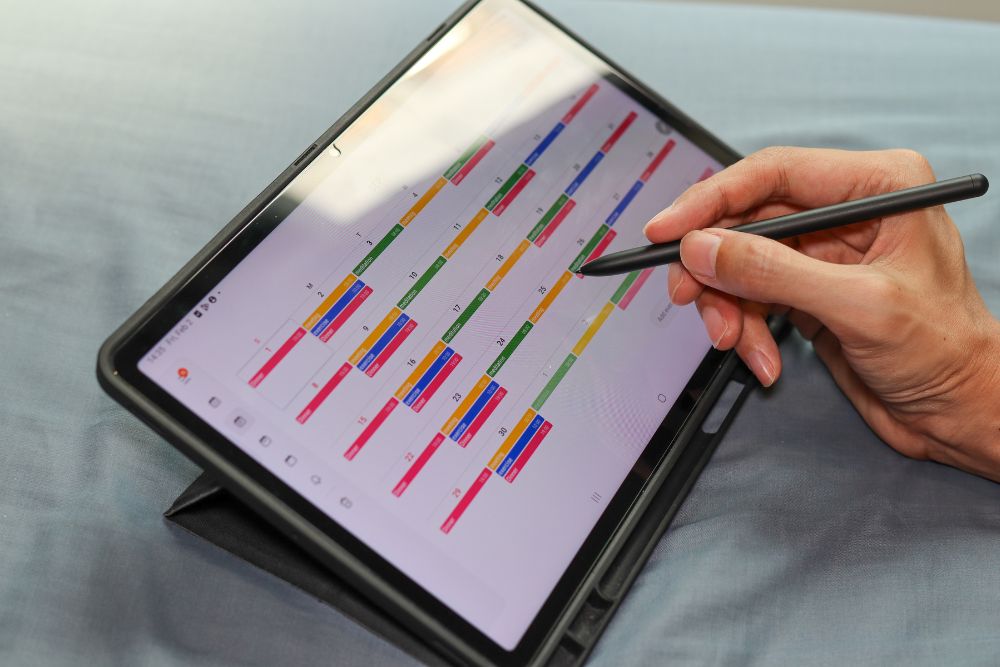 Juggling Agendas with Quiet Precision